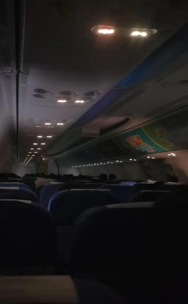 有富策略 珠海飞太原航班遇雷暴紧急备降，乘客称机上颠簸严重还能看见闪电，落地后很多人都哭了，航司回应